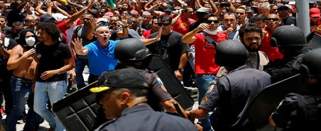 اشتباكات بين الشرطة ومحتجين على إجراءات التقشف في البرازيل