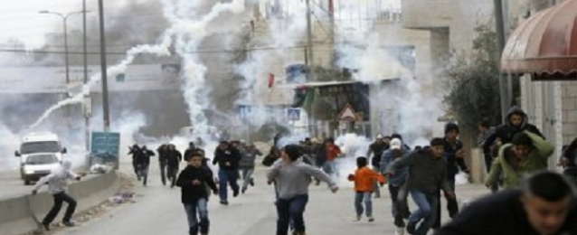 الاحتلال الإسرائيلي يقمع مسيرة قرية “بلعين” المناهضة للاستيطان