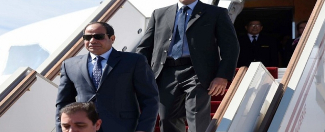 الرئيس يعود للقاهرة قادما من نيروبي بعد زيارة استغرقت يوما واحدا