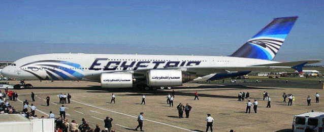 طائر يتسبب في هبوط طائرة مصر للطيران اضطراريا بمطار الأقصر