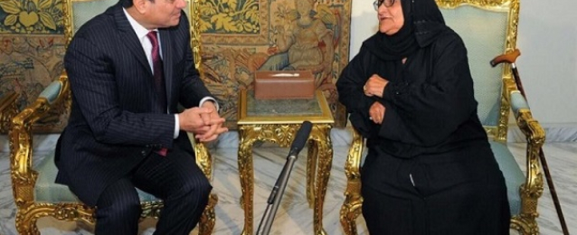 الرئيس يلتقى بالسيدة سبيلة التى تبرعت بكامل ثروتها لصندوق تحيا مصر