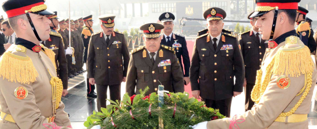 السيسي ينيب وزير الدفاع لوضع إكليل الزهور على النصب التذكاري