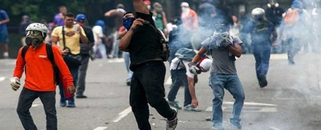 قوات الشرطة فى فنزويلا تطلق الغاز المسيل للدموع لتفريق المتظاهرين