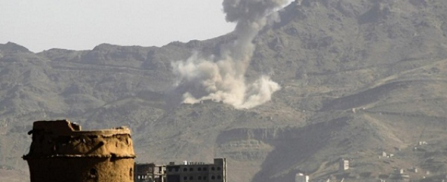 طيران التحالف يقصف الحوثيين بمعسكر “خالد” فى تعز ومعارك عنيفة فى محيطه