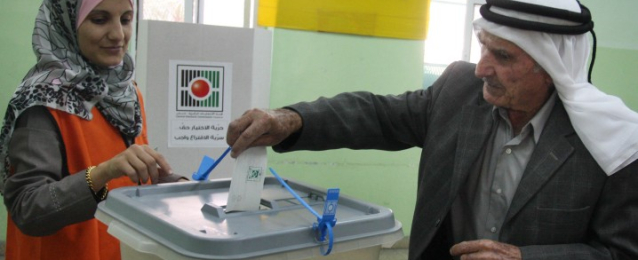 الفلسطينيون يبدأون التصويت في انتخابات بلدية بالضفة الغربية