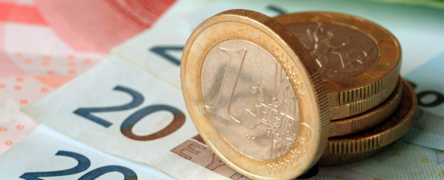 اليورو يصعد لأعلى مستوى في عامين ونصف مقابل الدولار