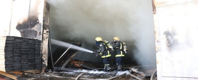 بالصور..مصرع 3 عمال في حريق مستودع خشب بمكة