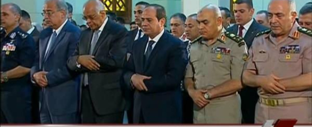الرئيس السيسي يؤدي صلاة عيد الفطر بمسجد محمد كريم بالإسكندرية