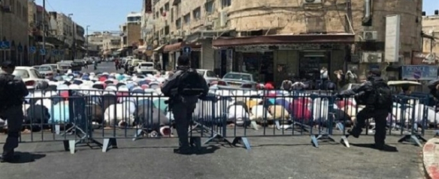 استمرار التوتر في القدس والفلسطينيون يؤدون صلاة الفجر في الشوارع