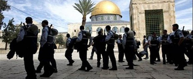 الاحتلال الإسرائيلي يفرج عن 55 حارسا للمسجد الأقصى