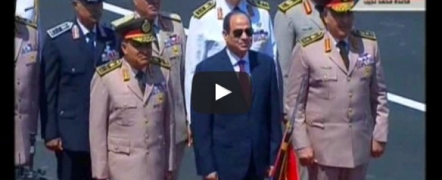 بالفيديو والصور : الرئيس عبد الفتاح السيسي يرفع العلم بقاعدة محمد نجيب ويستعرض طابور القوات