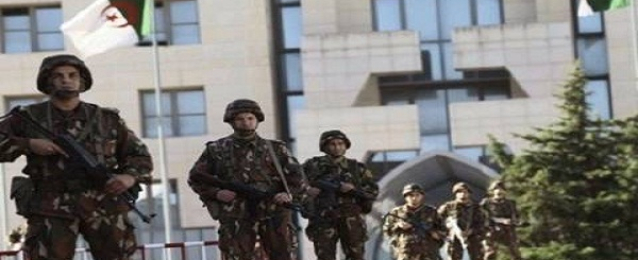 الجيش الجزائرى يضبط كمية من الأسلحة ويدمر مخابئ للإرهابيين
