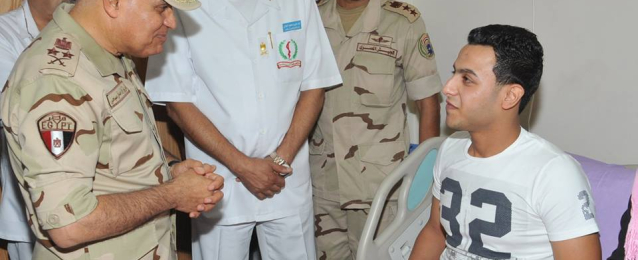 الفريق صبحى يزور أبطال القوات المسلحة المصابين بالمستشفيات العسكرية