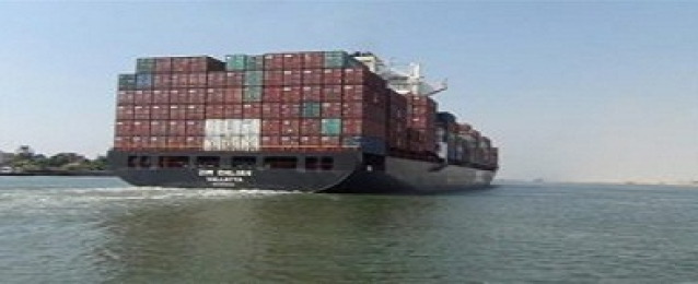سفينتان عملاقتان تعبران قناة السويس بحمولات تبلغ 400 ألف طن