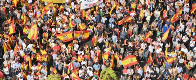 الأسبان مدعوون إلى التظاهر على خلفية أزمة كتالونيا