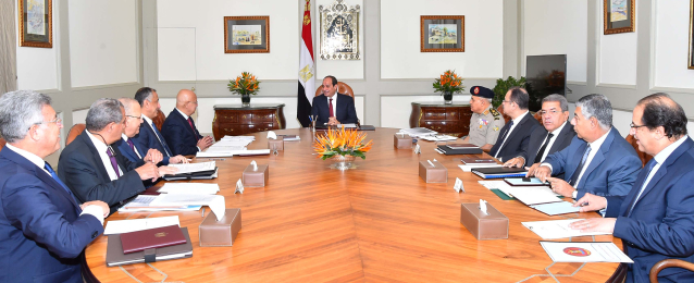 السيسي يجتمع مع مجلس الوزراء ومحافظ البنك المركزى
