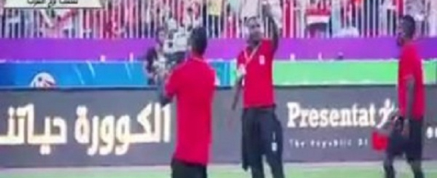 بالفيديو.. المنتخب الأوغندى يلتقط “سيلفى” مع الجماهير بمدرجات برج العرب