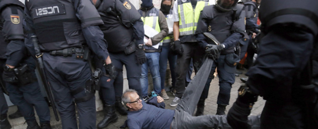 حكومة كاتالونيا: إصابة 337 شخصًا في اشتباكات مع الشرطة الإسبانية