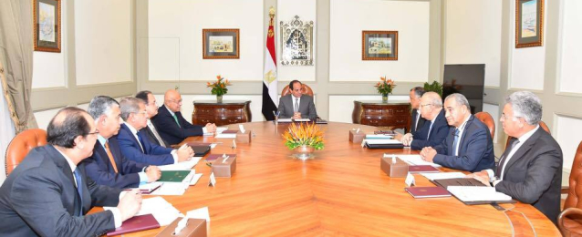 الرئيس السيسي يعقد إجتماعا مع رئيس الوزراء وعدد من الوزراء