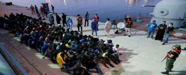 ليبيا تحقق في تقارير عن بيع مهاجرين في “سوق للعبيد”