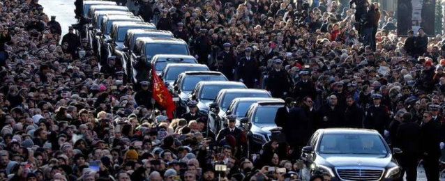 الآلاف يشيعون جثمان جوني هاليداي الشهير بإلفيس بريسلي الفرنسي