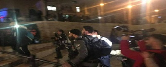 الاحتلال الإسرائيلي يتعدى على المعتصمين بباب العمود