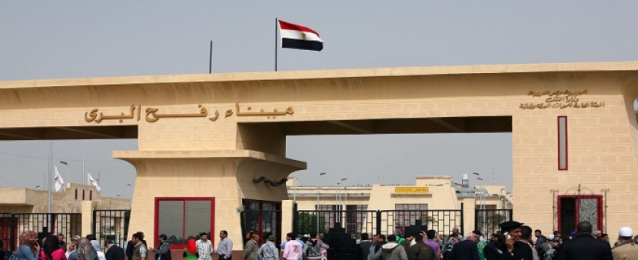 مصر تواصل فتح معبر رفح البري لعبور العالقين واستقبال الحالات الحرجة