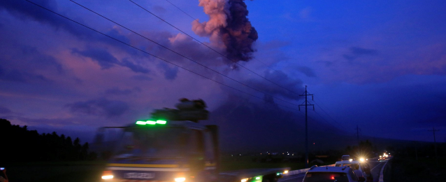 بالصور … اجلاء أكثر من 84 ألف شخص بسبب بركان مايون بالفلبين