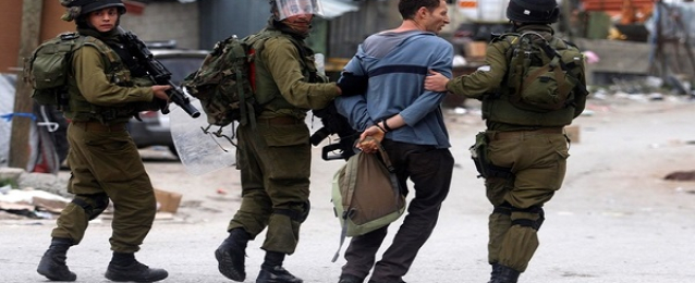 الاحتلال يعتقل 4 فلسطينيين من الخليل