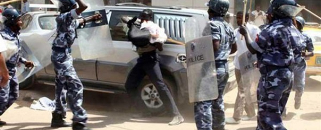 الشرطة السودانية تفرق تظاهرة ضد رفع الأسعار بالغاز المسيل