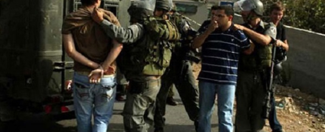 قوات الاحتلال تعتقل 15 فلسطينيا خلال مداهمات بالضفة