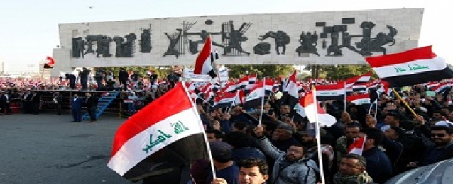 مئات العراقيين يتظاهرون في ساحة التحرير ببغداد للمطالبة بإجراء إصلاحات