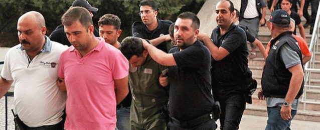 تركيا تأمر باعتقال نحو 200 للاشتباه في علاقاتهم بجولن