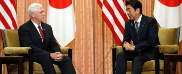 نائب الرئيس الأمريكي يبحث مع رئيس وزراء اليابان في طوكيو ملف كوريا الشمالية