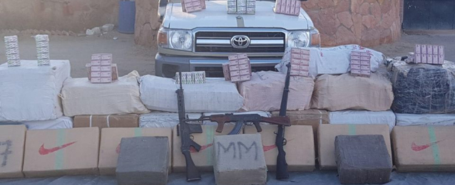 قوات حرس الحدود تتمكن من ضبط عربة دفع رباعى على الحدود الغربية محملة بالاسلحة والذخائر.