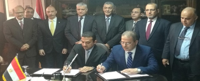 “الكهرباء” توقع عقد بمحطات غرب القاهرة وأسيوط