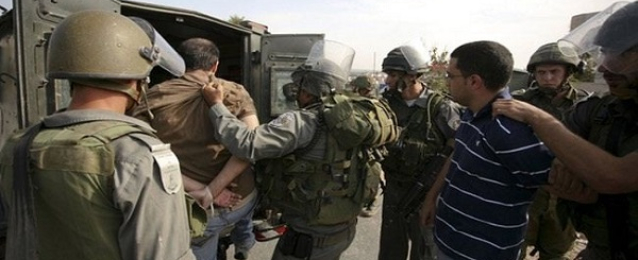 الاحتلال يعتقل 5 فلسطينيين بالضفة وتستهدف الصيادين بغزة