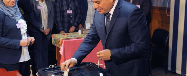 الرئيس السيسى يدلى بصوته فى لجنته الانتخابية بمصر الجديدة
