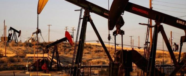 النفط يهبط مع زيادة منصات الحفر الأميركية