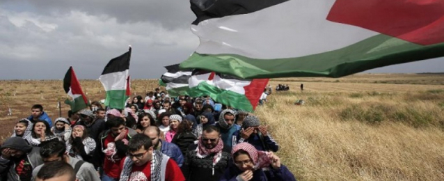 آلاف الفلسطينيين يشاركون في مسيرة العودة عند حدود غزة