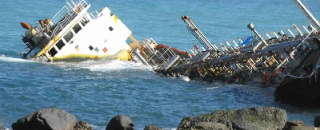 مقتل شخص وفقدان 14 آخرين في غرق سفينة بماليزيا