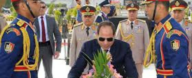 الرئيس السيسى يضع إكليلا من الزهور على قبر الجندي المجهول فى ذكرى تحرير سيناء