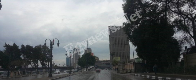 الأمطار تنهمر على القاهرة.. والبرق يضئ السماء
