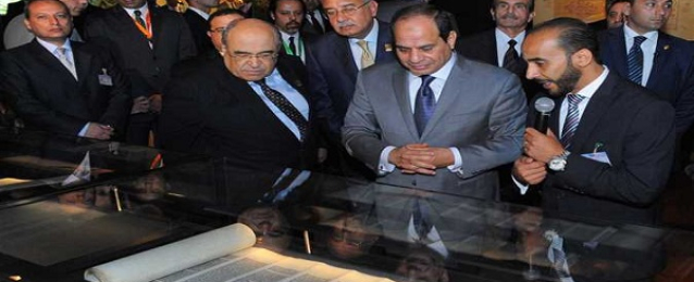 الفقي يهدي الرئيس السيسي أول موسوعة تصدرها مكتبة الإسكندرية