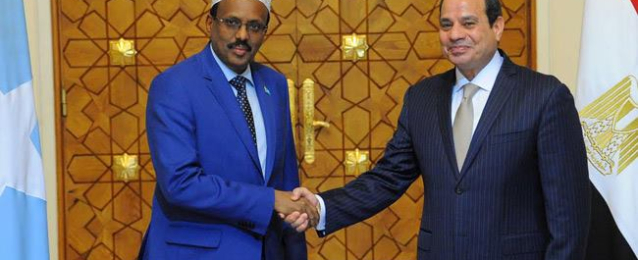 الرئيس السيسي  يبحث هاتفيا مع الرئيس الصومالي العلاقات الثنائية والقضايا ذات الاهتمام المشترك .