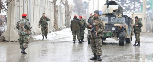 “الدفاع الأفغانية”: قوات الجيش ترد على هجمات طالبان في إقليم قرب الحدود مع إيران
