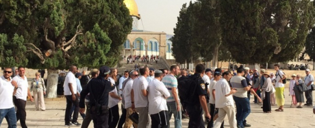 عشرات المستوطنين اليهود يقتحمون الأقصى وسط حراسة الشرطة الإسرائيلية