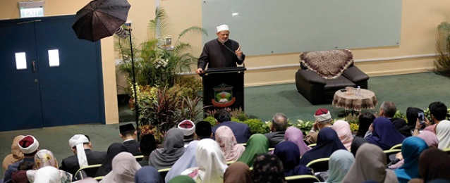 الطيب يزور مدرسة الجنيد الإسلامية ويلتقي بخريجي الأزهر في سنغافورة
