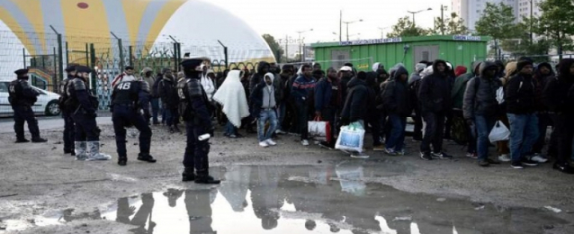 الشرطة الفرنسية تخلي أكبر مخيم للاجئين بباريس