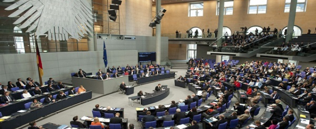 البرلمان الألماني يقر قواعد جديدة لاستقدام عائلات اللاجئين